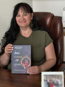 Angelika Janina Toussaint trzymająca autorską książkę Jestem Cudem